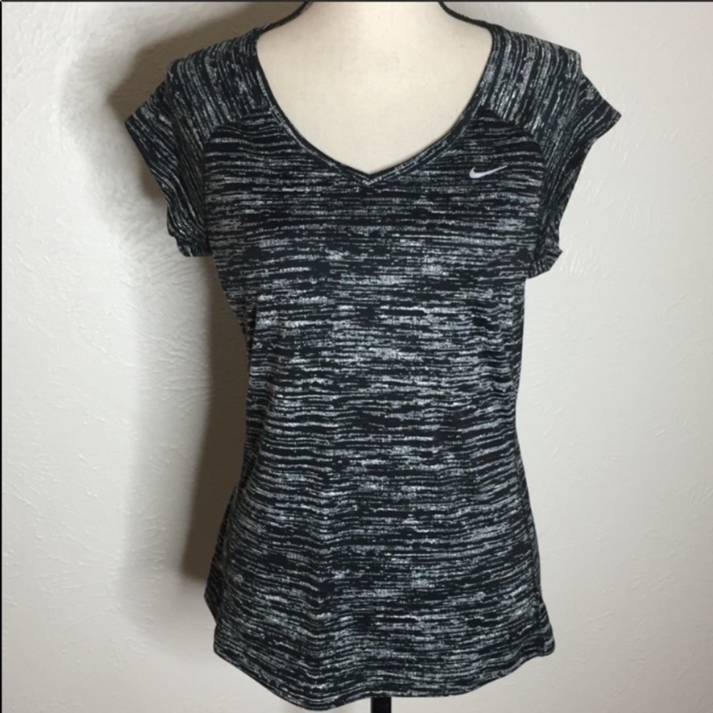 Nike Fit Black & White Medium Short Sleeve Shirt
